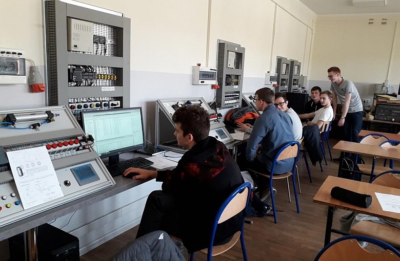 Pracownie do modelowania i wizualizacji pracy robotów przemysłowych.