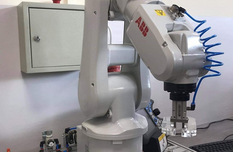 Stanowiska do nauki programowania robotów przemysłowych.